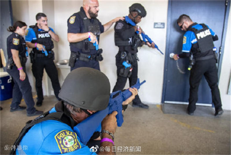 美国一州多所学校将配步枪 美专家批：遏制